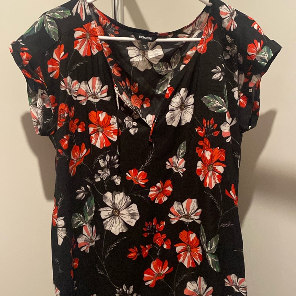 Express med floral shirt